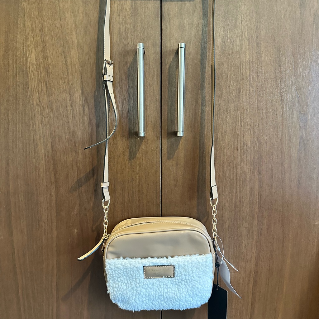 Kendall & Kylie Shearling Crossbody Camera Bag In Tan And Cream Nwt — image 5 of 6